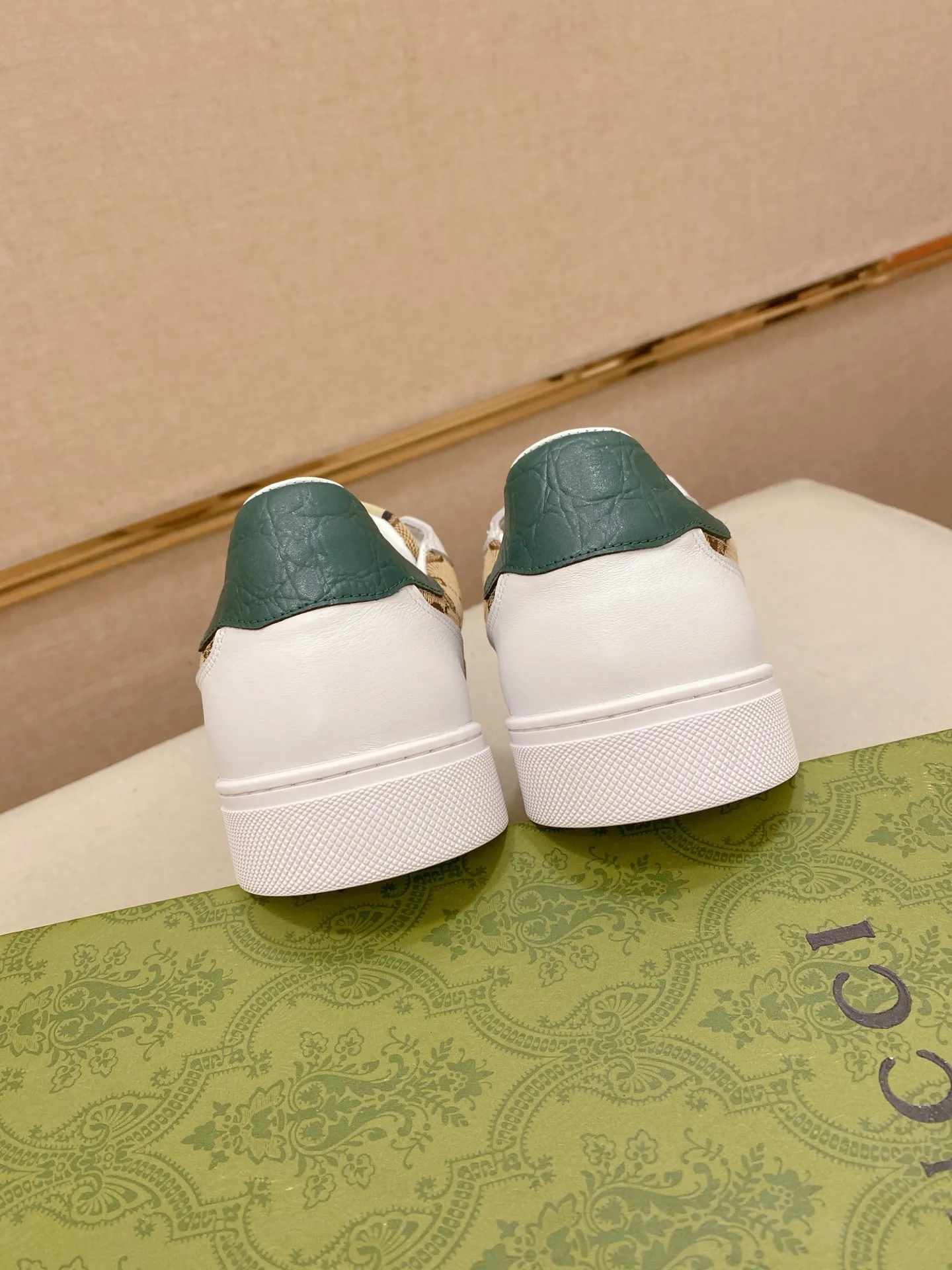 Factory price: 400💰 (GUCCI) The latest model from the official website 🎁🎁Casual and fashionable men's shoes👟, hot style💥The version is simple and elegant, exclusive for trendy men. Unique latest brand elements from the official website👑Original decoration, fashionable and generous, the fabric is original cowhide ✅Sheepskin lining, the official website specifies wear-resistant casual outsole, the classic model is taken in kind at the counter🎬38-44 (45 is not returned or exchanged when customized)